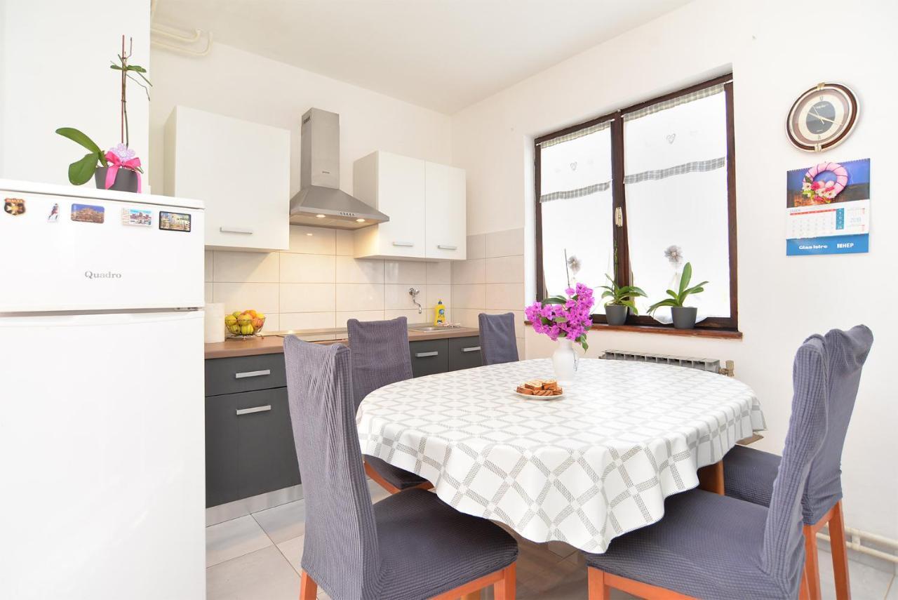Apartments Danijel 1956 พูลา ภายนอก รูปภาพ